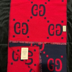 Gucci scarf & or Gucci messenger bag